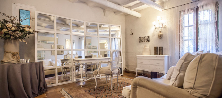 nosotros-4 Sala para que se prepare la novia con grandes espejos